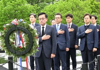 최상목 부총리, 한국전 참전용사 기념비 방문